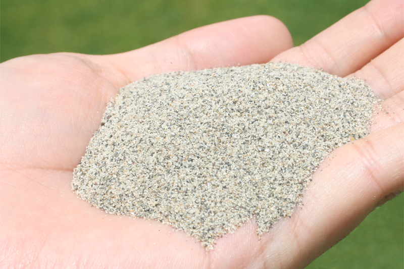 焼砂】グリーンづくりにコレがいい！バロネス 芝生の目砂・床砂 10kg入り（6.7リットルサイズ）×1袋 芝生のことならバロネスダイレクト